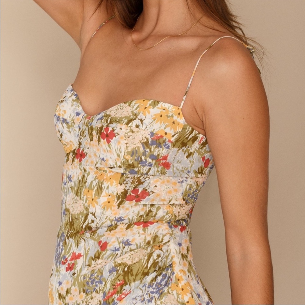 NWT Size: 2 Reformation
The Reformation Kourtney Dress in
Countryside